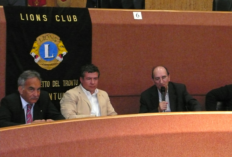 I vertici del Lions Club Truentum con Don Pio Costanzo